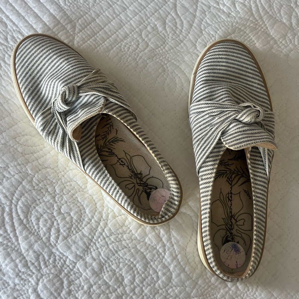 Margaritaville Striped Knot Slip-On Mules in Cream and Blue